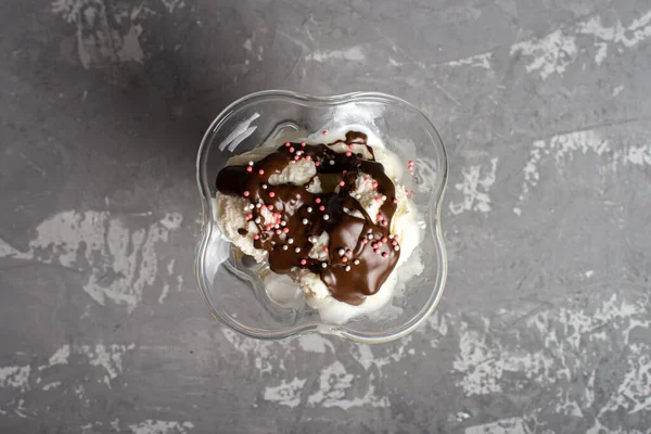 Білі Кульки Ванільного Морозива Шоколадною Начинкою Склянці Десертом Прикрашене Морозиво — стокове фото