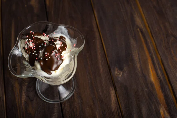 Білі Кульки Ванільного Морозива Залиті Шоколадною Начинкою Десертному Келиху Прикрашене — стокове фото