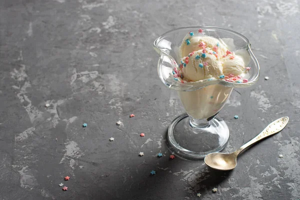 Білі Кульки Морозива Під Барвистими Зморшками Склянці Десерту Десертній Ложці — стокове фото