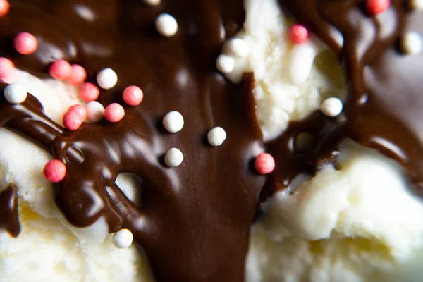 Foto Macro Sorvete Branco Derramado Com Cobertura Chocolate Com Polvilhas — Fotografia de Stock