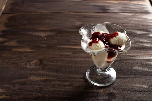 Білі Кульки Ванільного Морозива Малиновим Джемом Десертному Келиху Прикрашене Морозиво — стокове фото