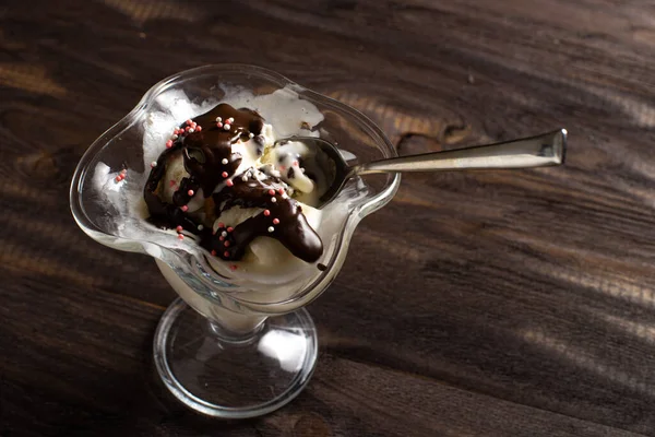 Білі Кульки Ванільного Морозива Залиті Шоколадною Начинкою Десертному Келиху Ложкою — стокове фото