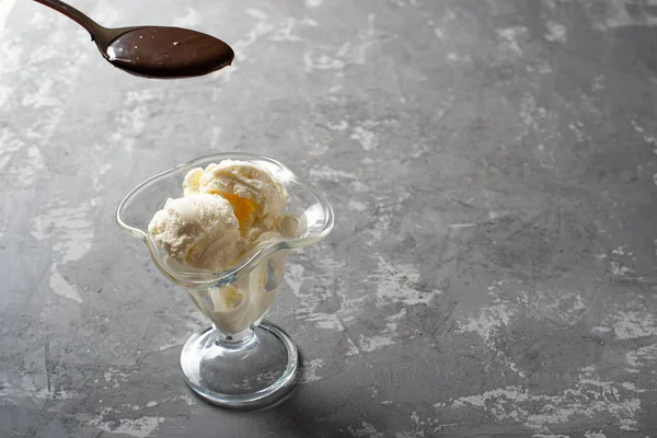 Білі Кульки Ванільного Морозива Залиті Шоколадною Начинкою Десертному Келиху Прикрашене — стокове фото