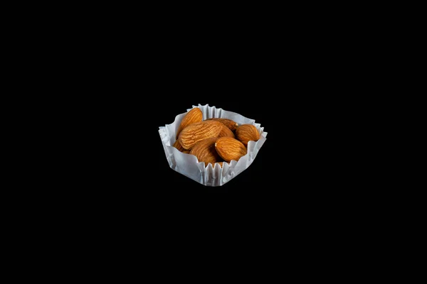 Una Porción Almendras Molde Cupcake Papel Sobre Fondo Negro — Foto de Stock