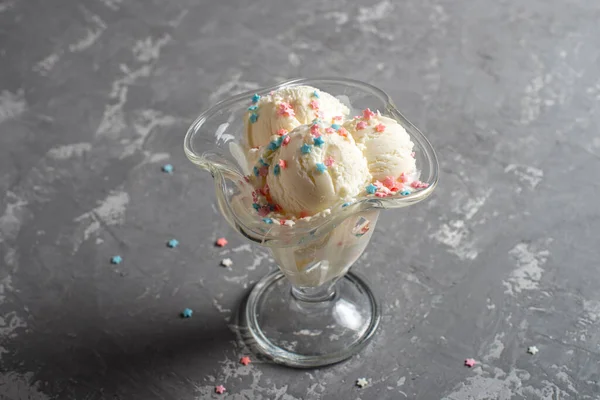 Білі Кульки Морозива Під Барвистими Зморшками Склянці Десерт Прикрашене Морозиво — стокове фото