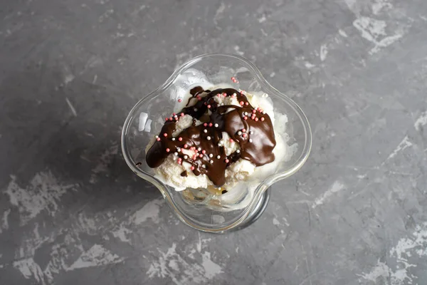 Άσπρες Μπάλες Παγωτού Βανίλιας Επικάλυψη Σοκολάτας Και Πασπαλίζει Ένα Ποτήρι — Φωτογραφία Αρχείου