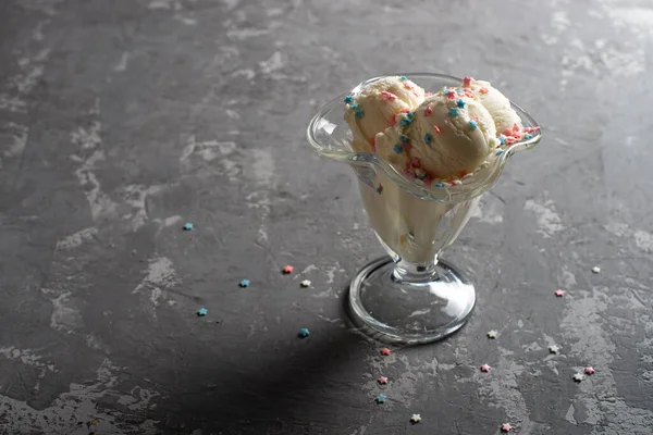 Fehér Fagylaltgolyók Színes Öntet Alatt Üvegpohárban Desszertnek Díszített Jégkrém Asztalon — Stock Fotó