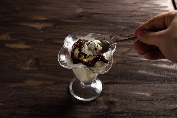 Білі Кульки Ванільного Морозива Залиті Шоколадною Начинкою Десертному Келиху Ложкою — стокове фото