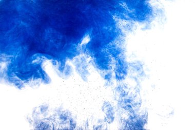 Berrak suya salınan mavi boya bulutu. Beyaz arkaplanda izole et.
