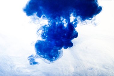 Berrak suya salınan mavi boya bulutu. Beyaz arkaplanda izole et.