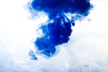 Berrak suya salınan mavi boya bulutu. Beyaz arkaplanda izole et.