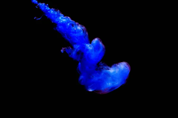 Chmura Niebieskiej Farby Uwolniona Czystej Wody Izolacja Czarnym Tle — Zdjęcie stockowe