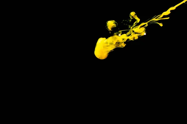 Temiz Suya Bırakılmış Sarı Bir Boya Bulutu Siyah Arkaplanda Izole — Stok fotoğraf