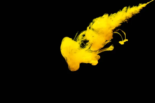 Temiz Suya Bırakılmış Sarı Bir Boya Bulutu Siyah Arkaplanda Izole — Stok fotoğraf