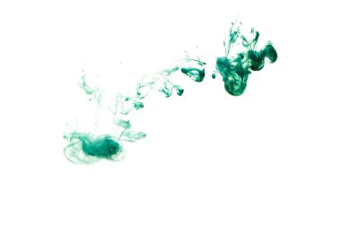 Temiz suya bırakılmış yeşil boya bulutu. Beyaz arkaplanda izole et.