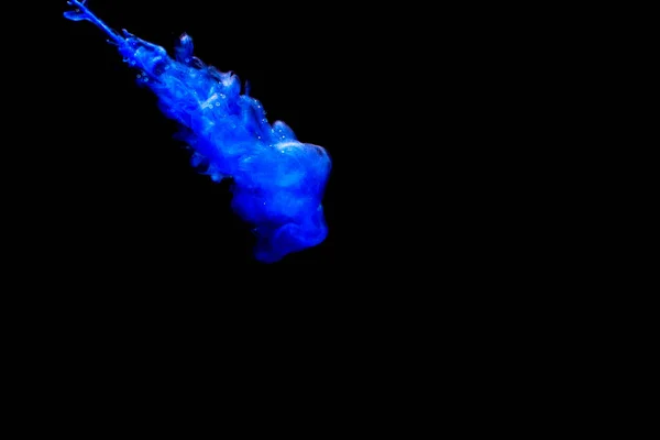 Una Nube Pintura Azul Liberada Agua Clara Aislar Sobre Fondo —  Fotos de Stock