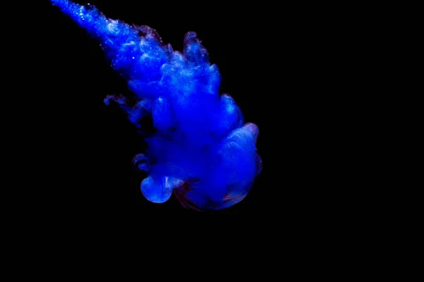 一片蓝色的油漆散发出清澈的水 在黑色背景上分离 — 图库照片