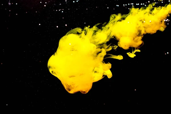 Ένα Σύννεφο Κίτρινης Μπογιάς Απελευθερώνεται Καθαρό Νερό Απομόνωση Μαύρο Φόντο — Φωτογραφία Αρχείου
