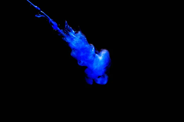 Berrak Suya Salınan Mavi Boya Bulutu Siyah Arkaplanda Izole — Stok fotoğraf