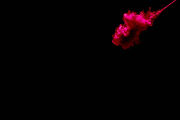 Temiz Suya Bırakılmış Bir Kırmızı Boya Bulutu Siyah Arkaplanda Izole — Stok fotoğraf