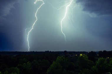 Karanlık gece gökyüzünde şimşek çaktı. Yaz fırtınası.