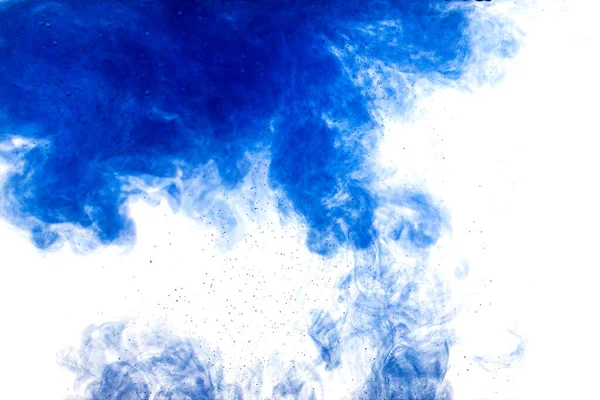 Uma Nuvem Tinta Azul Libertada Água Limpa Isolar Fundo Branco — Fotografia de Stock