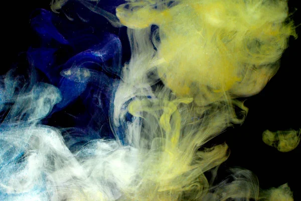 Ένα Σύννεφο Από Κίτρινη Και Μπλε Μπογιά Απελευθερώνεται Καθαρό Νερό — Φωτογραφία Αρχείου
