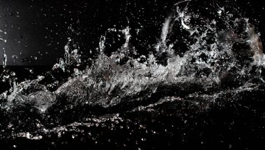 Siyah izole arkaplanda su sıçraması