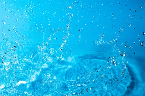 Wasserspritzer Auf Blauem Hintergrund Abstrakte Tapete — Stockfoto