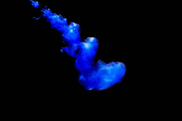 Una Nube Pintura Azul Liberada Agua Clara Aislar Sobre Fondo —  Fotos de Stock