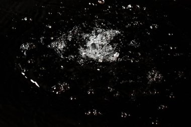 Siyah izole arkaplanda su sıçraması