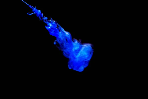 Berrak Suya Salınan Mavi Boya Bulutu Siyah Arkaplanda Izole — Stok fotoğraf