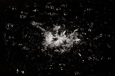 Siyah izole arkaplanda su sıçraması