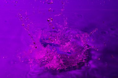 Leylak ışığında bir damla su. Soyut duvar kağıdı