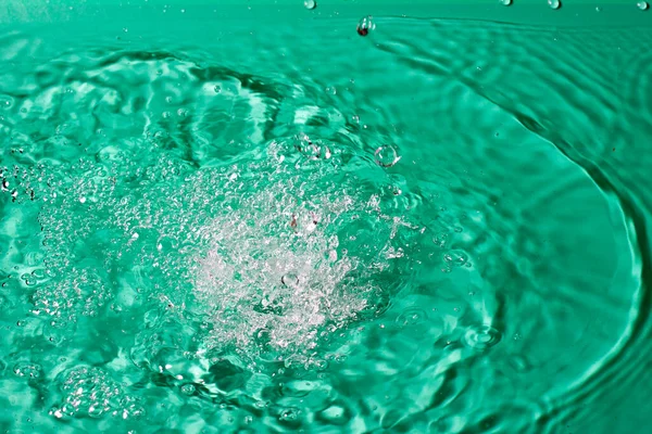 Wasserspritzer Auf Schwarzem Isoliertem Hintergrund — Stockfoto