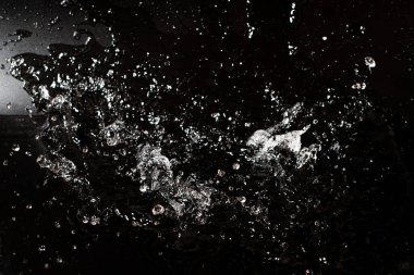 Siyah izole arkaplanda su sıçraması