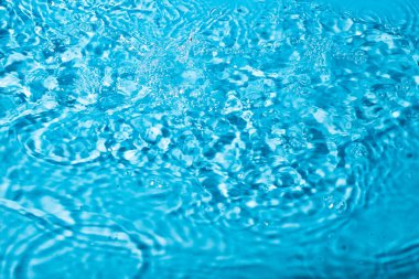 Mavi arka planda bir damla su. Soyut duvar kağıdı