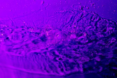 Leylak ışığında bir damla su. Soyut duvar kağıdı