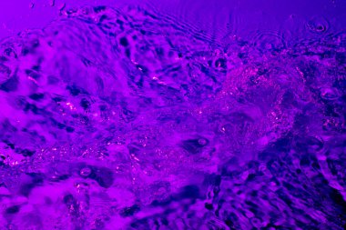 Leylak ışığında bir damla su. Soyut duvar kağıdı