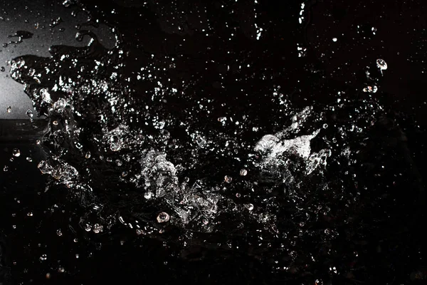 Siyah izole arkaplanda su sıçraması