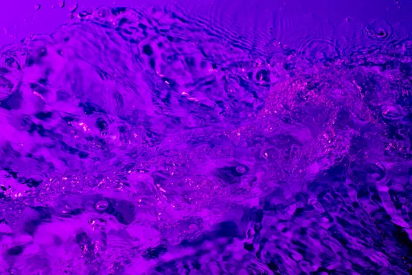 Leylak ışığında bir damla su. Soyut duvar kağıdı