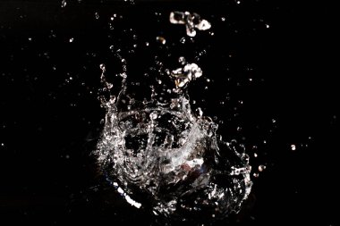 Siyah izole arkaplanda su sıçraması