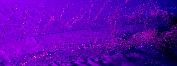 在淡紫色的光线中喷出水花 摘要壁纸 — 图库照片