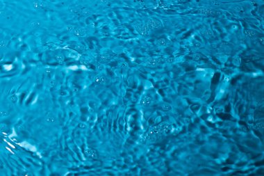 Mavi arka planda bir damla su. Soyut duvar kağıdı