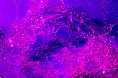 Leylak ışığında bir damla su. Soyut duvar kağıdı