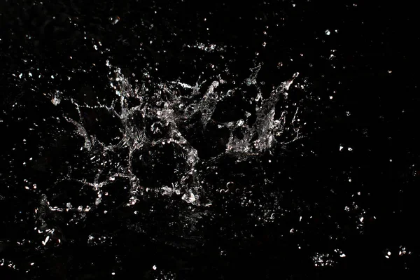 Siyah izole arkaplanda su sıçraması