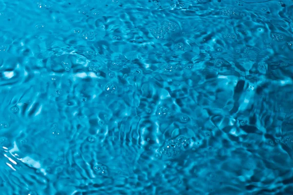 Mavi arka planda bir damla su. Soyut duvar kağıdı