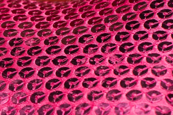 Metal parıltılı kumaş arka plan, yakın çekim. Metalik kumaş dokusu. Pembe pullar, parlak pullu tekstil.