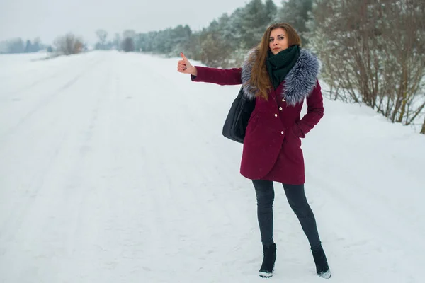 สาวสวยสาวท กระเป าเป สะพายหล Hitchhiker บรถบนถนนฤด หนาว — ภาพถ่ายสต็อก