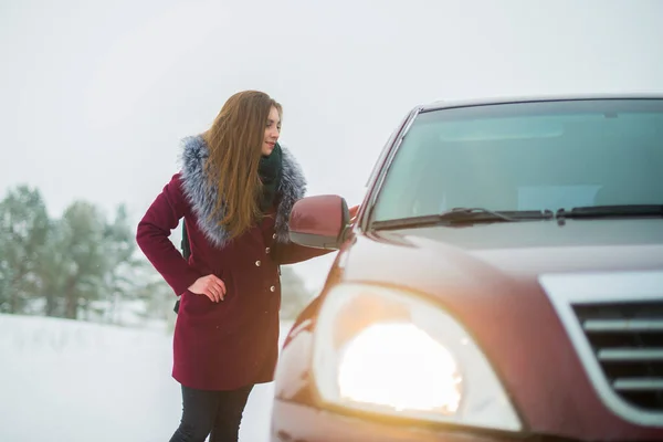 Hermosa Chica Abrigo Color Burdeos Captura Coche Camino Invierno — Foto de Stock